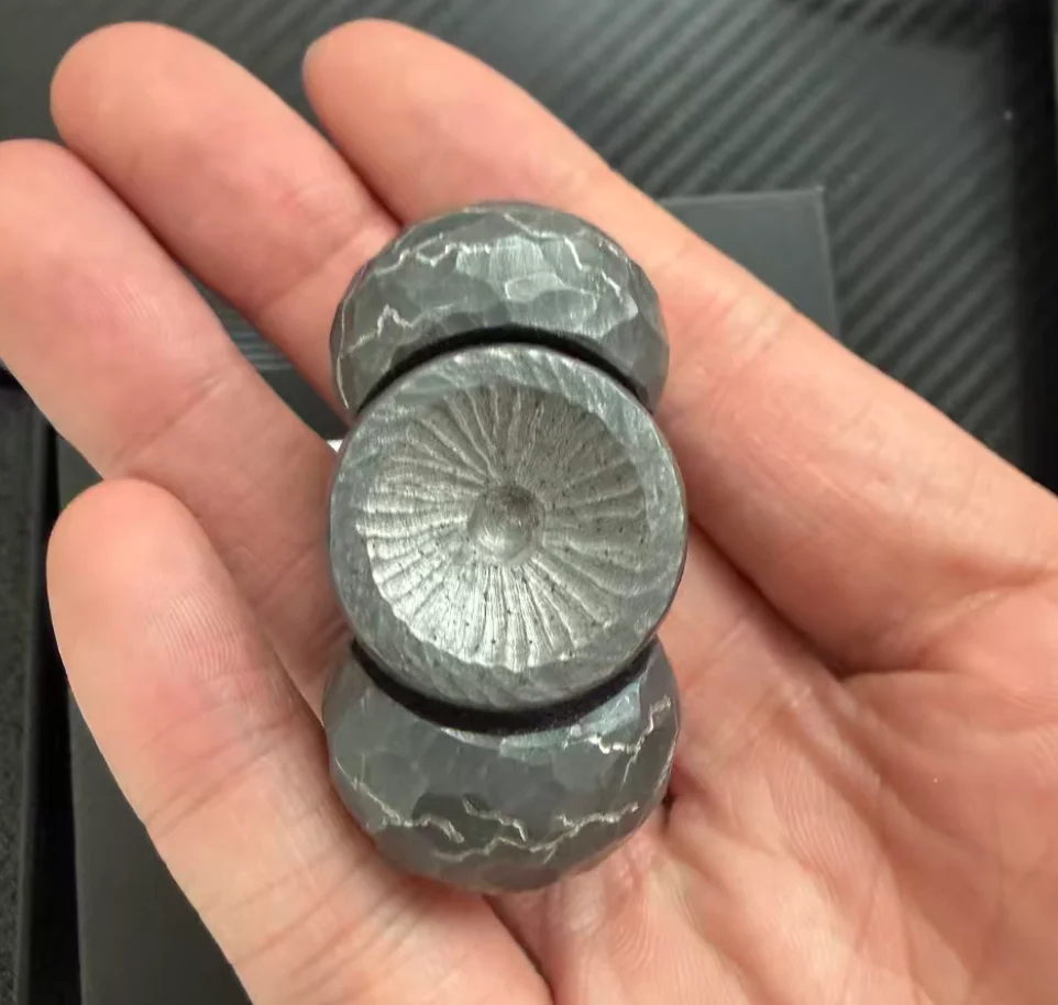 Used EDC X Studio Egg Stainless Steel Stone Pattern fidget spinner metal decompression toy
Used EDC X Studio Egg Stainless Steel Stone Pattern fidget spinner metal decompression toy