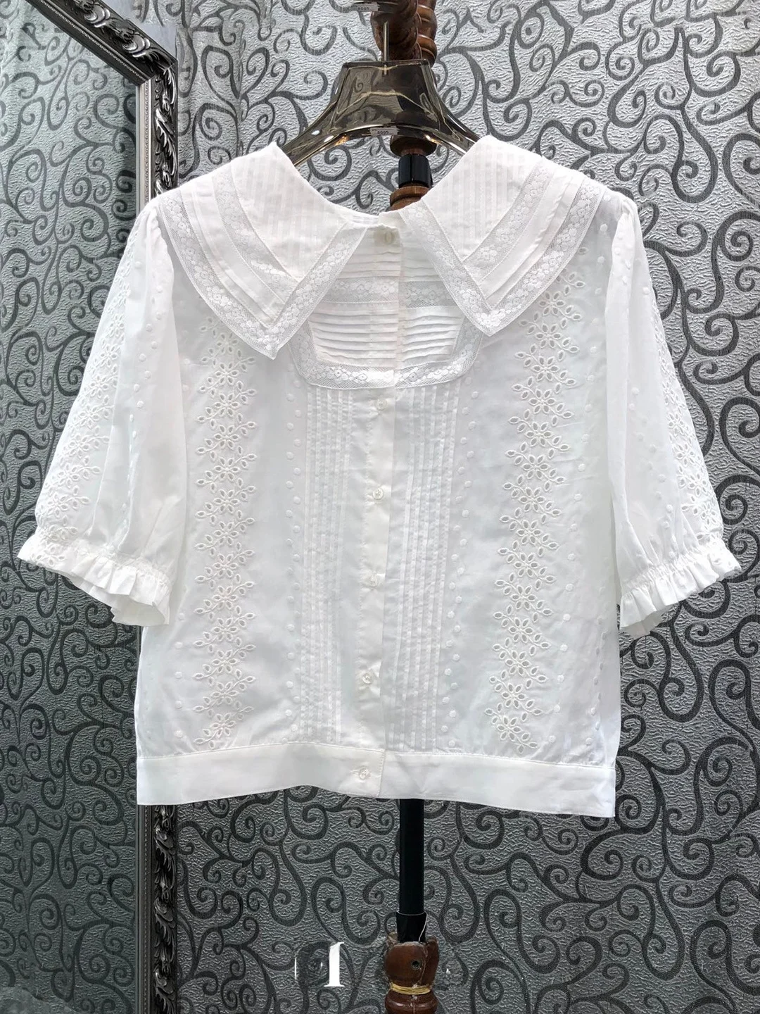 Milan Small Town South Oil Version European Heavyweight Multi-hole Embroidery Turn-down Collar Patchwork Lace Shirt
Milan Small Town South Oil Version European Heavyweight Multi-hole Embroidery Turn-down Collar Patchwork Lace Shirt