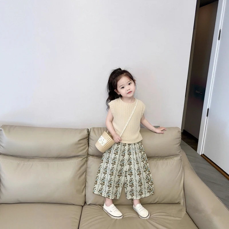 2026New summer girls' vest set, stylish floral thin summer two-piece outfit for children
2026New summer girls' vest set, stylish floral thin summer two-piece outfit for children