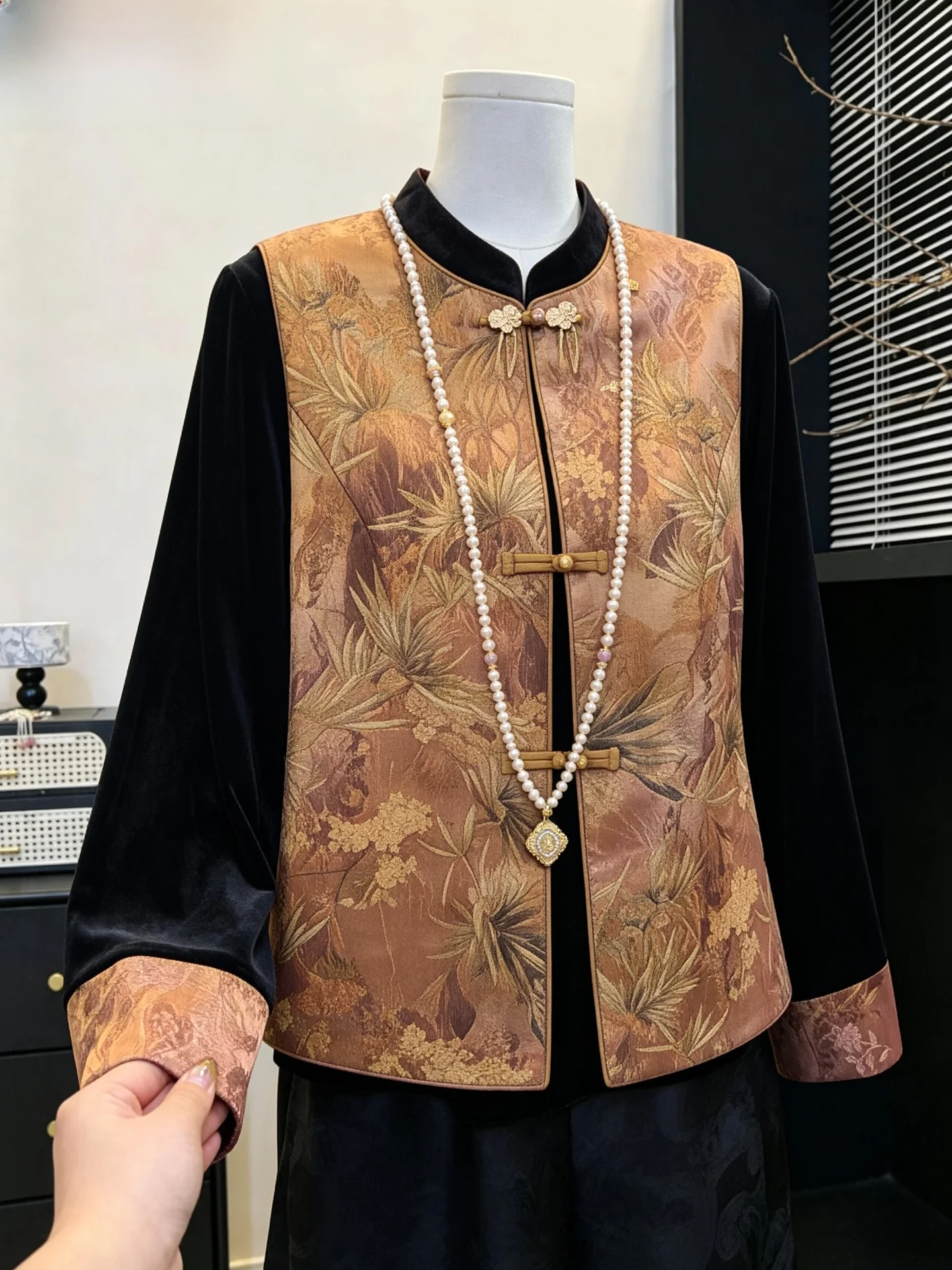 New Chinese Sle Mom Spring Faion Gold Velvet Set Middle Aged Women's Spring Autumn Vest Coat Wide Lady Top Tee Piece Set
New Chinese Sle Mom Spring Faion Gold Velvet Set Middle Aged Women's Spring Autumn Vest Coat Wide Lady Top Tee Piece Set