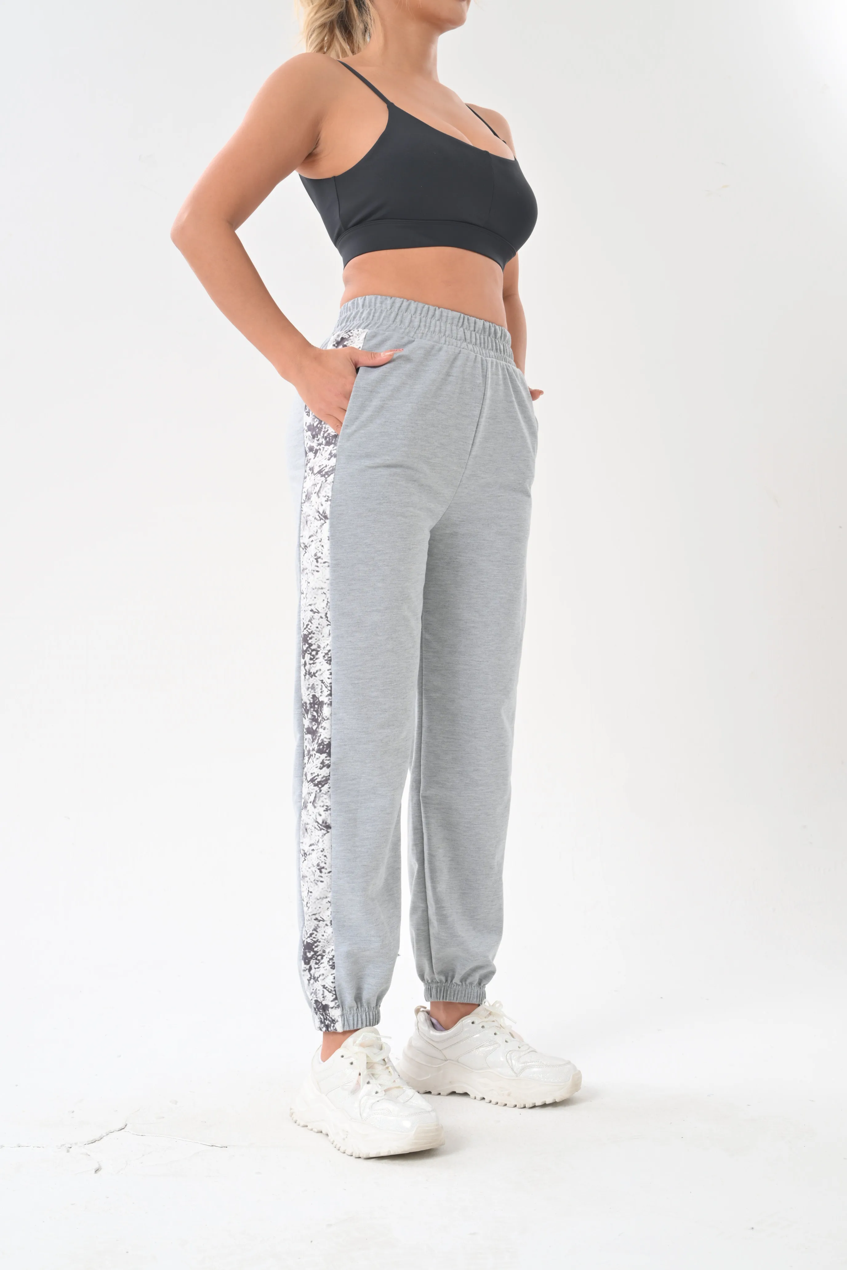 Popular Women's Casual Sports Pants, Loose and Comfortable, with Pockets and Stylish Side Prints
Popular Women's Casual Sports Pants, Loose and Comfortable, with Pockets and Stylish Side Prints