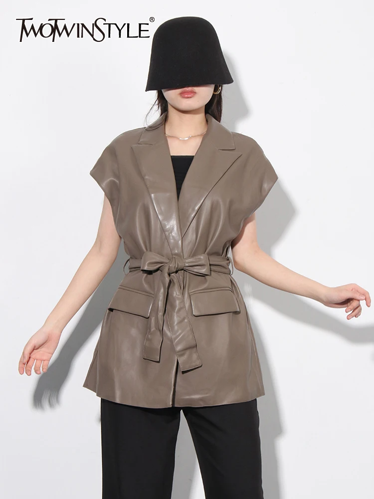 Женское пальто TWOTWINSTYLE, однотонное приталенное пальто с лацканами, без рукавов, на шнуровке, повседневный стиль
Женское пальто TWOTWINSTYLE, однотонное приталенное пальто с лацканами, без рукавов, на шнуровке, повседневный стиль