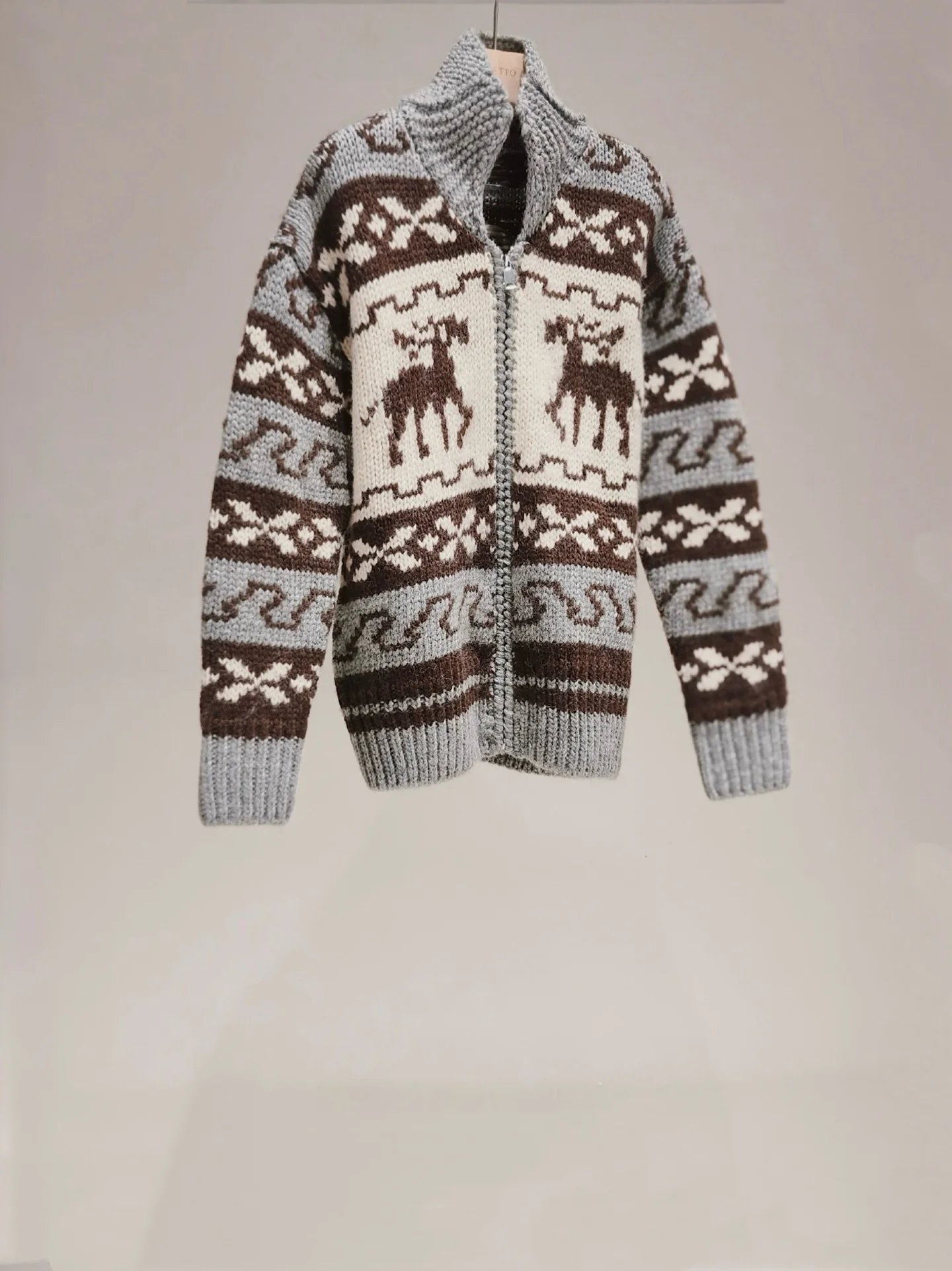 Вязаный кардиган Duetto Snowy Deer из чистой шерсти в скандинавском стиле с ретро-узором, длинный рукав, теплый и уютный, для женщин
Вязаный кардиган Duetto Snowy Deer из чистой шерсти в скандинавском стиле с ретро-узором, длинный рукав, теплый и уютный, для женщин