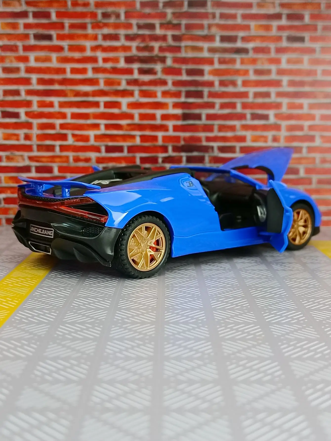 1:32 Simulated Bugatti Mistral alloy car model convertible supercar door and hood can be opened has sound and lighting functions
1:32 Simulated Bugatti Mistral alloy car model convertible supercar door and hood can be opened has sound and lighting functions