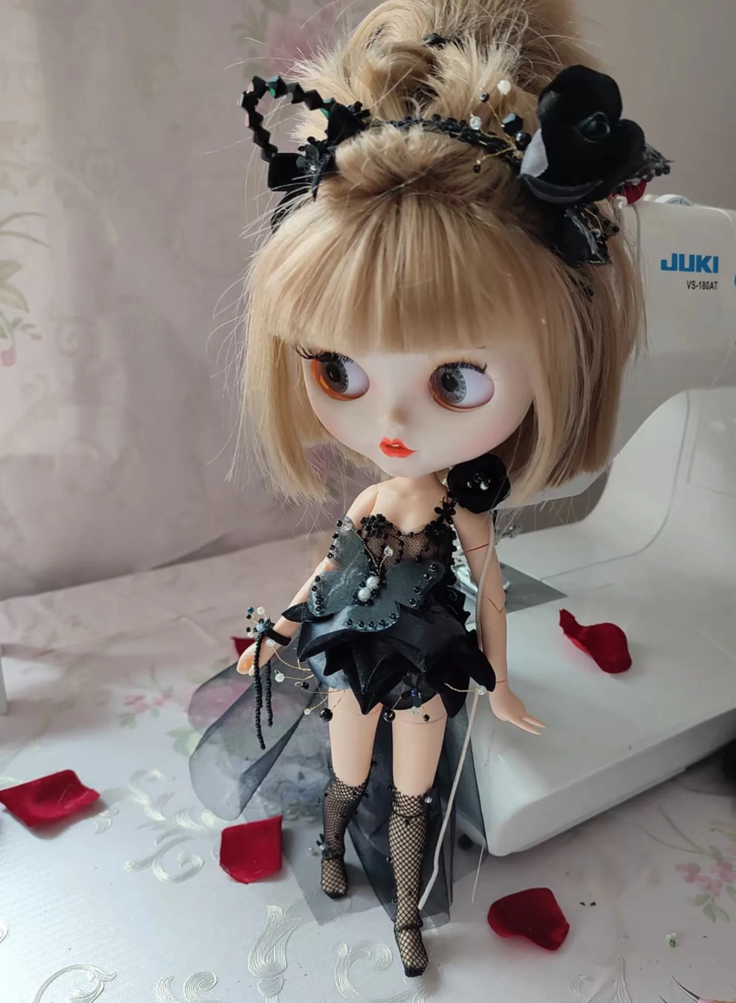 Оригинальная юбка Blythe Dark Night Rose, 4 шт., аксессуары для волос + юбка + браслет + носки 1/6, 30 см (подходит для azone, Pullip, Ob22/24/26, Licca
Оригинальная юбка Blythe Dark Night Rose, 4 шт., аксессуары для волос + юбка + браслет + носки 1/6, 30 см (подходит для azone, Pullip, Ob22/24/26, Licca