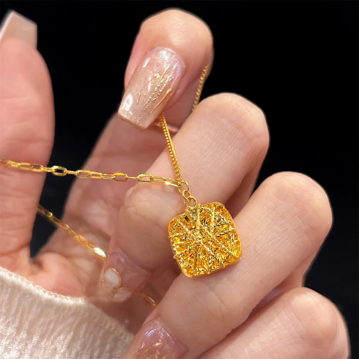 Antique-style cube sugar, long-lasting color retention, light luxury, high-end brushed necklace, luxurious 24K
Antique-style cube sugar, long-lasting color retention, light luxury, high-end brushed necklace, luxurious 24K