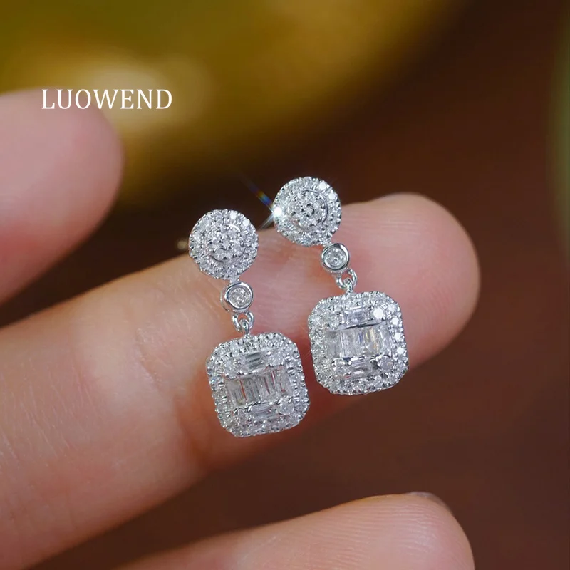 LUOWEND 100% 18K White Gold Earrings Elegant Style 0.40carat Real Natural Diamond Stud Earrings for Women High Wedding Jewelry
LUOWEND 100% 18K White Gold Earrings Elegant Style 0.40carat Real Natural Diamond Stud Earrings for Women High Wedding Jewelry