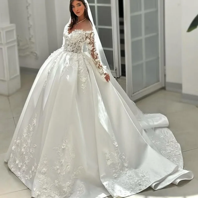Customized ivory Ball Gown Royal Wedding Dresses crystal Sweetheart decal applique 3D flower Long tail Made Robe De
Customized ivory Ball Gown Royal Wedding Dresses crystal Sweetheart decal applique 3D flower Long tail Made Robe De