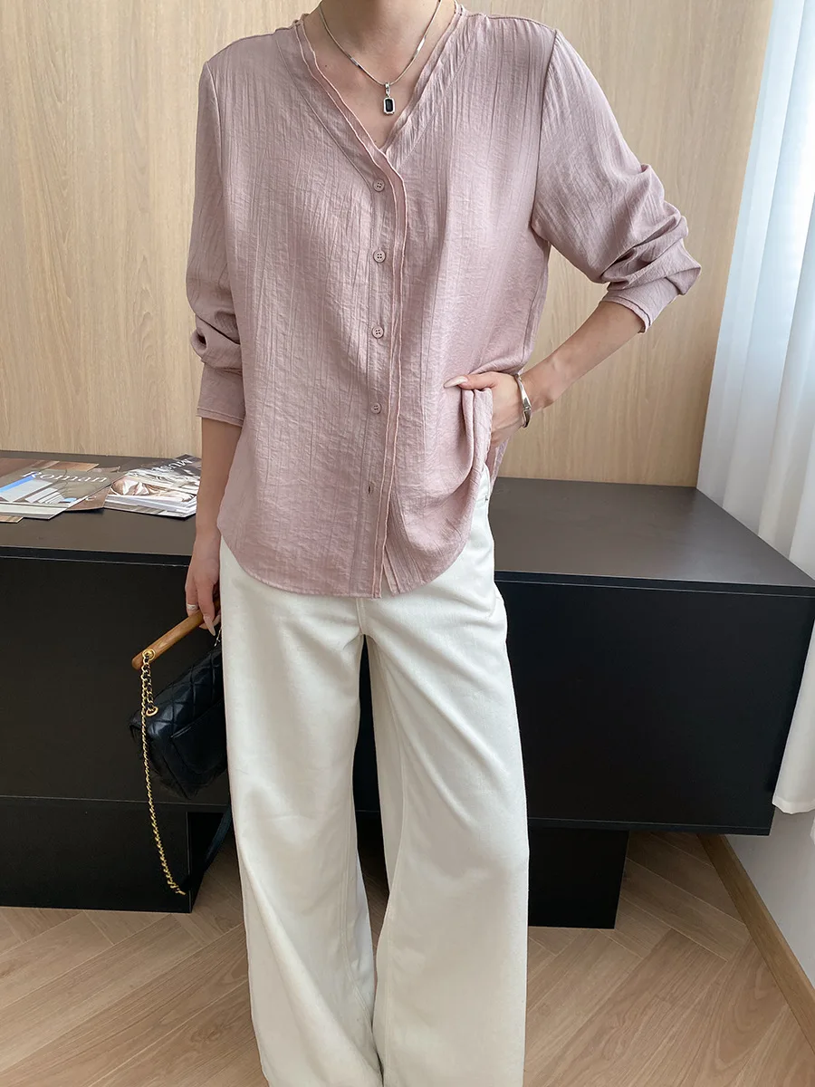 Нежная темпераментная, двухслойная рубашка с V-образным вырезом, свободная и утягивающая текстура.
Нежная темпераментная, двухслойная рубашка с V-образным вырезом, свободная и утягивающая текстура.