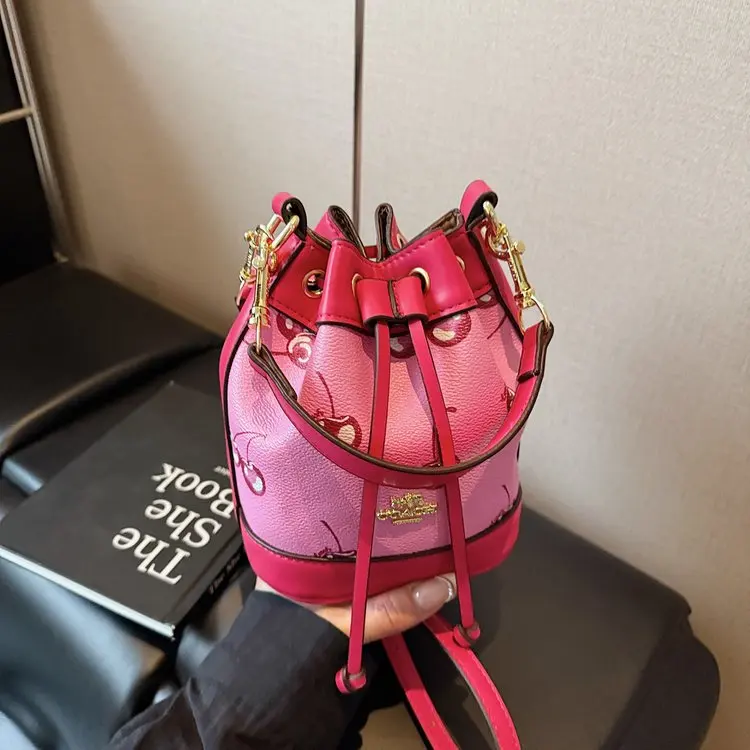 2025 autumn and winter new fashionable European and American bucket bags portable shoulder oblique span women's bags bucket bags
2025 autumn and winter new fashionable European and American bucket bags portable shoulder oblique span women's bags bucket bags
