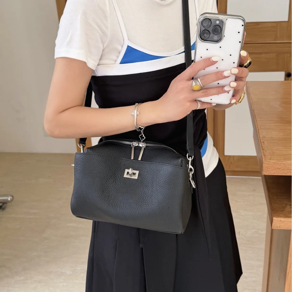 Top Layer Cowhide Leather Ladies Lock Buckle Crossbody Bag Women's Casual Shoulder Bag Female Stylish Leisure Small Square Bag
Top Layer Cowhide Leather Ladies Lock Buckle Crossbody Bag Women's Casual Shoulder Bag Female Stylish Leisure Small Square Bag