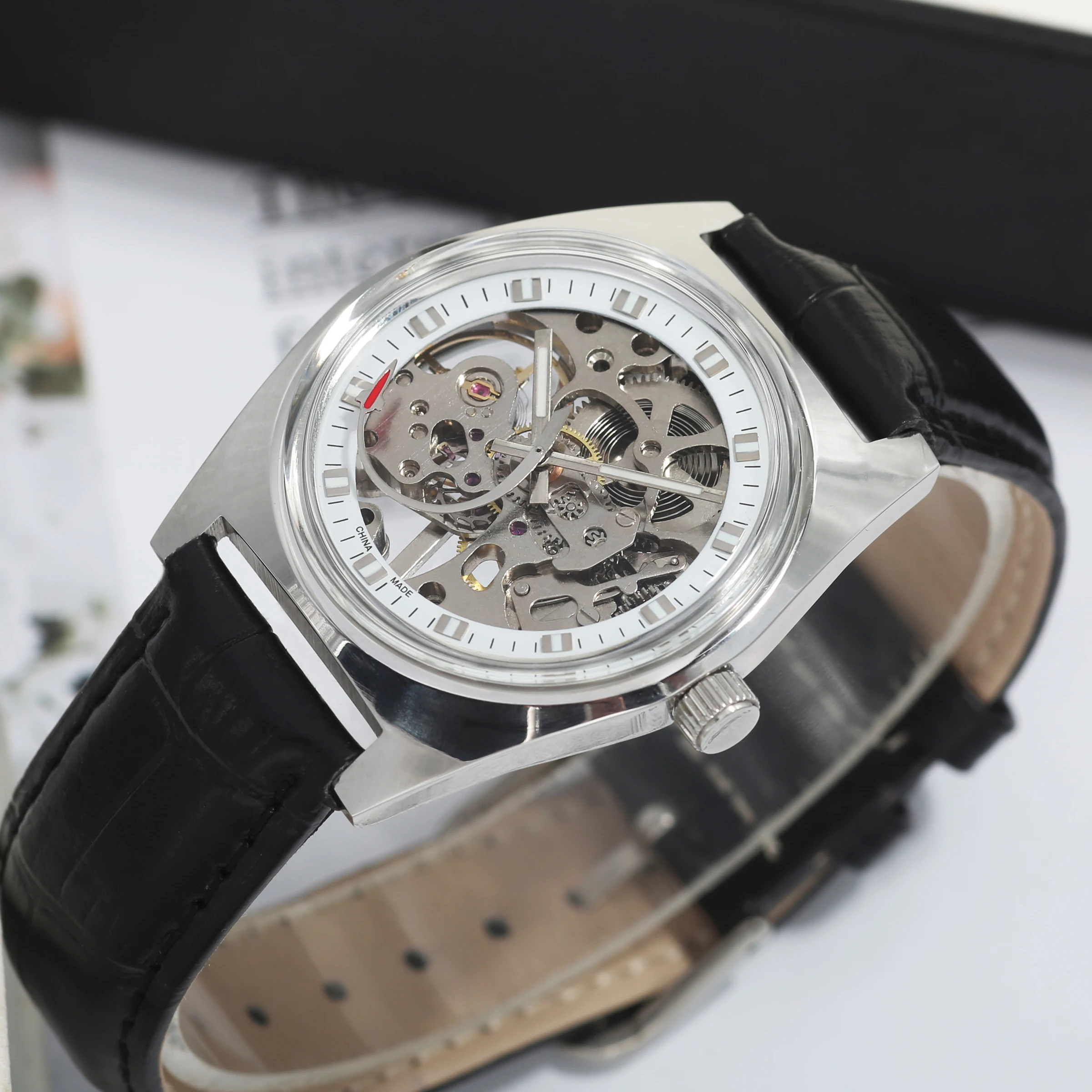 36mm model featuring the Shanghai 8120 manual movement for men, with a retro open-work design.
36mm model featuring the Shanghai 8120 manual movement for men, with a retro open-work design.