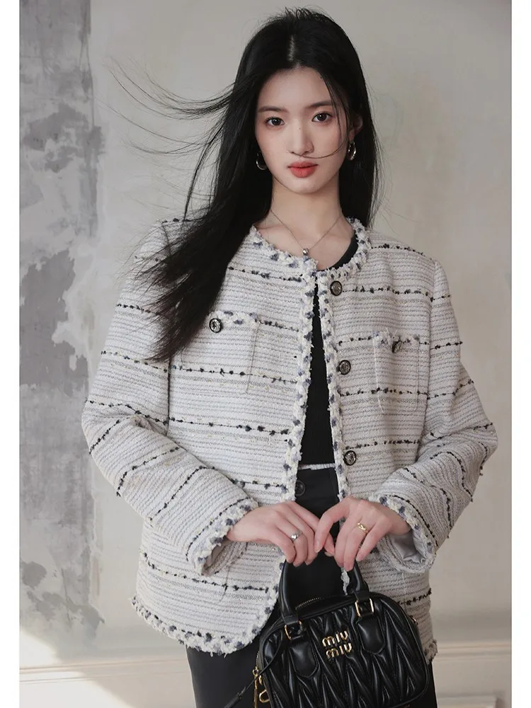 Ретро-пальто прямого кроя из твида в стиле Шанель, для повседневной носки, из смесового полиэстера и хлопка, с длинными рукавами, круглым вырезом, на пуговицах
Ретро-пальто прямого кроя из твида в стиле Шанель, для повседневной носки, из смесового полиэстера и хлопка, с длинными рукавами, круглым вырезом, на пуговицах