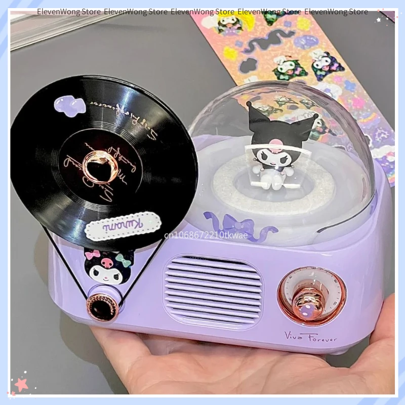 Sanrio Kuromi Cinnamoroll, виниловый беспроводной Bluetooth-динамик в стиле ретро, подходит для мобильных телефонов и компьютеров, милые рождественские подарки
Sanrio Kuromi Cinnamoroll, виниловый беспроводной Bluetooth-динамик в стиле ретро, подходит для мобильных телефонов и компьютеров, милые рождественские подарки