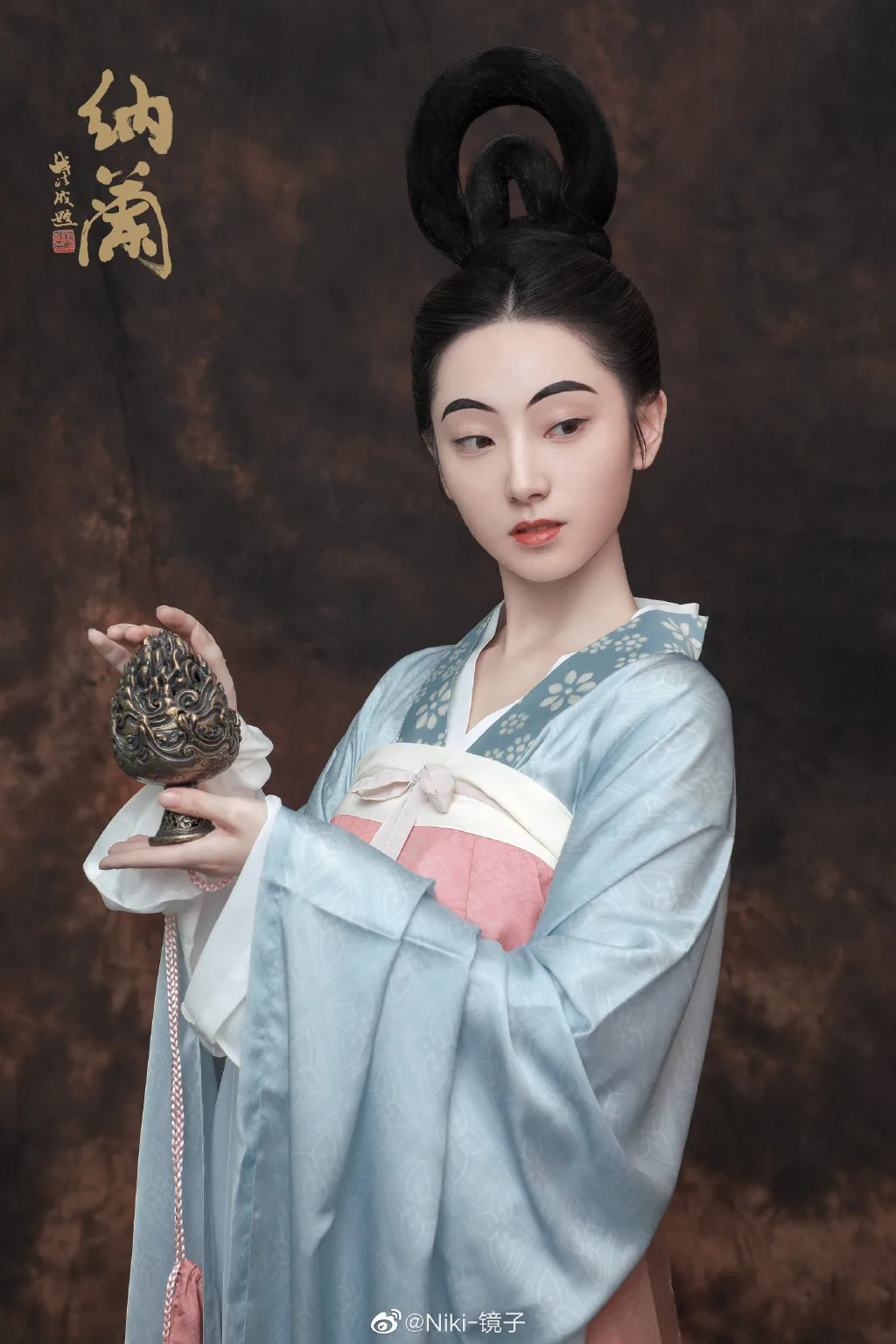 Restoration of Ancient Chinese Northern and Southern Dynasties Style Hanfu Walking Show Dress Dressing Banquet
Restoration of Ancient Chinese Northern and Southern Dynasties Style Hanfu Walking Show Dress Dressing Banquet
