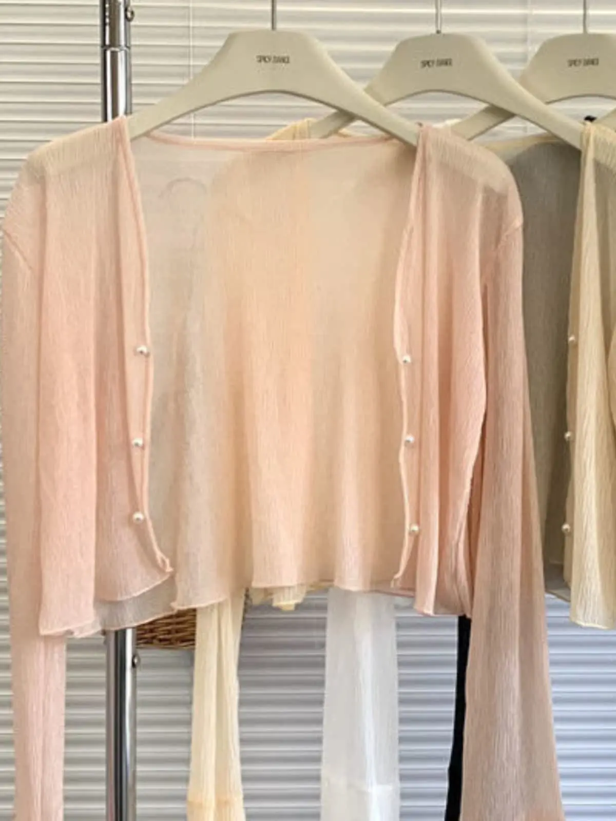 Summer 2024 Women's Loose Long Sleeve Sun Protection Shirt Thin See-through Fashionable Versatile Short Outerwear Small Shawl
Summer 2024 Women's Loose Long Sleeve Sun Protection Shirt Thin See-through Fashionable Versatile Short Outerwear Small Shawl