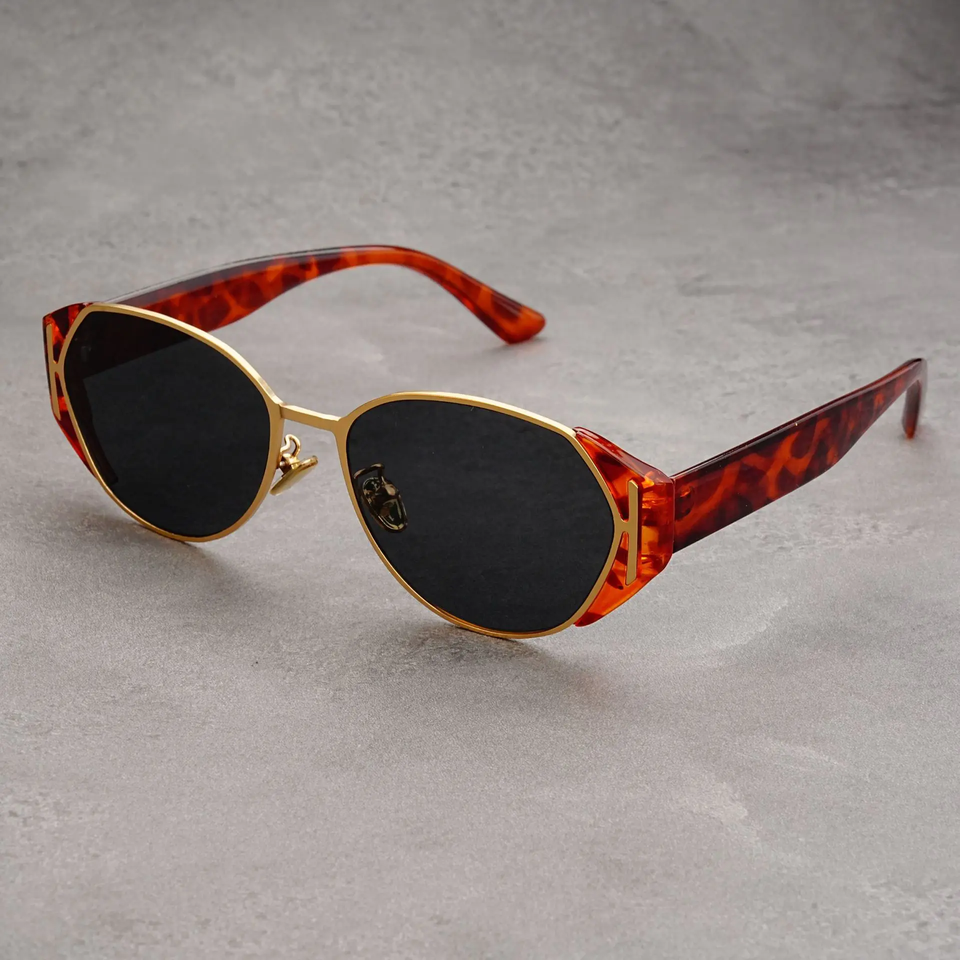 2025 Luxury Retro Personalized Sunglasses for Women Men Metal Frame Leopard Color Sun Glasses UV Protection Goggle Shades
2025 Luxury Retro Personalized Sunglasses for Women Men Metal Frame Leopard Color Sun Glasses UV Protection Goggle Shades
