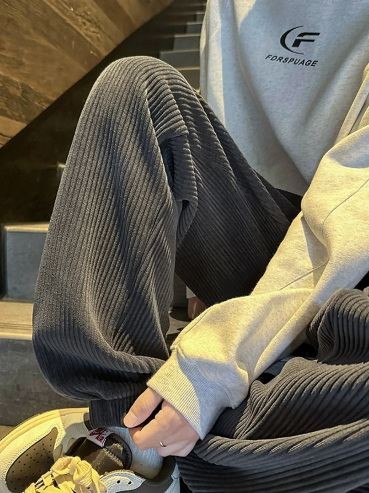 Молодежные американские вельветовые брюки для мальчиков, свободные спортивные штаны, модные повседневные леггинсы свободного кроя для осеннего сезона
Молодежные американские вельветовые брюки для мальчиков, свободные спортивные штаны, модные повседневные леггинсы свободного кроя для осеннего сезона