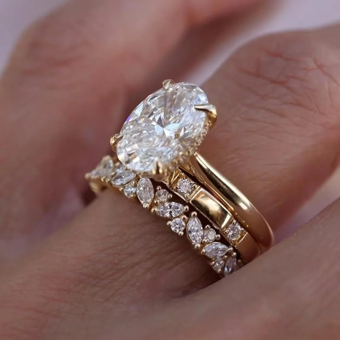 Овальный свадебный комплект из 3 предметов с муассанитом 8x12 мм 4,5 карата - штабелируемые обручальные кольца для женщин, роскошные ювелирные изделия из стерлингового серебра 925 пробы
Овальный свадебный комплект из 3 предметов с муассанитом 8x12 мм 4,5 карата - штабелируемые обручальные кольца для женщин, роскошные ювелирные изделия из стерлингового серебра 925 пробы