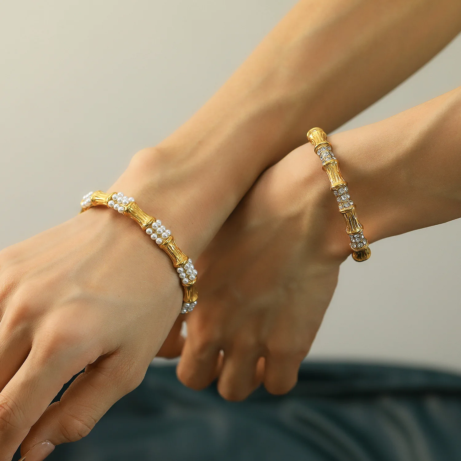 Нежный стиль, открытый бамбуковый шарнир, круглый жемчужный браслет, инкрустированный сверкающим цирконом CZ, водонепроницаемый браслет, женские элегантные ювелирные изделия
Нежный стиль, открытый бамбуковый шарнир, круглый жемчужный браслет, инкрустированный сверкающим цирконом CZ, водонепроницаемый браслет, женские элегантные ювелирные изделия