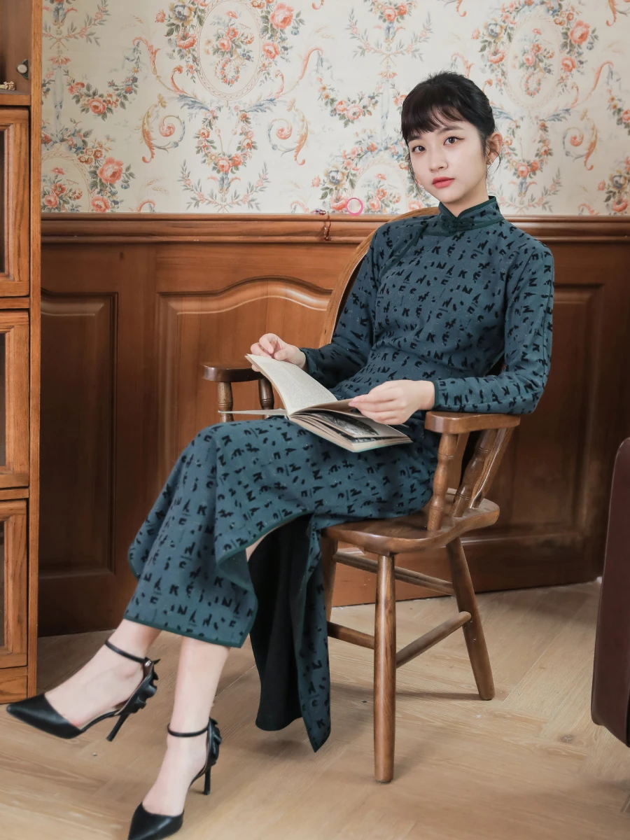 Ретро-платье макси с длинными рукавами, из бархата, с полностью расстегивающимся воротником, длинными рукавами 9/10, для повседневной носки, с низким разрезом.
Ретро-платье макси с длинными рукавами, из бархата, с полностью расстегивающимся воротником, длинными рукавами 9/10, для повседневной носки, с низким разрезом.