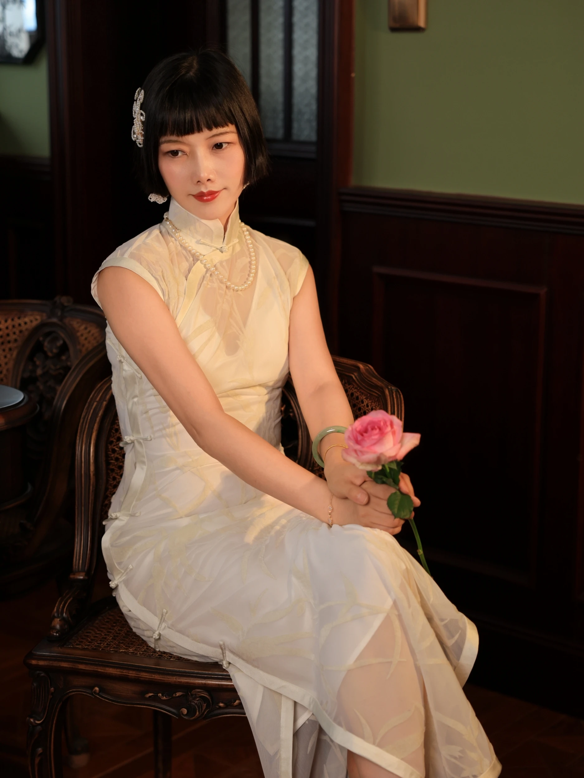 Длинное винтажное платье Top Ulara из дышащего цветочного бархата, полностью распашное, белое, коллекция лето
Длинное винтажное платье Top Ulara из дышащего цветочного бархата, полностью распашное, белое, коллекция лето