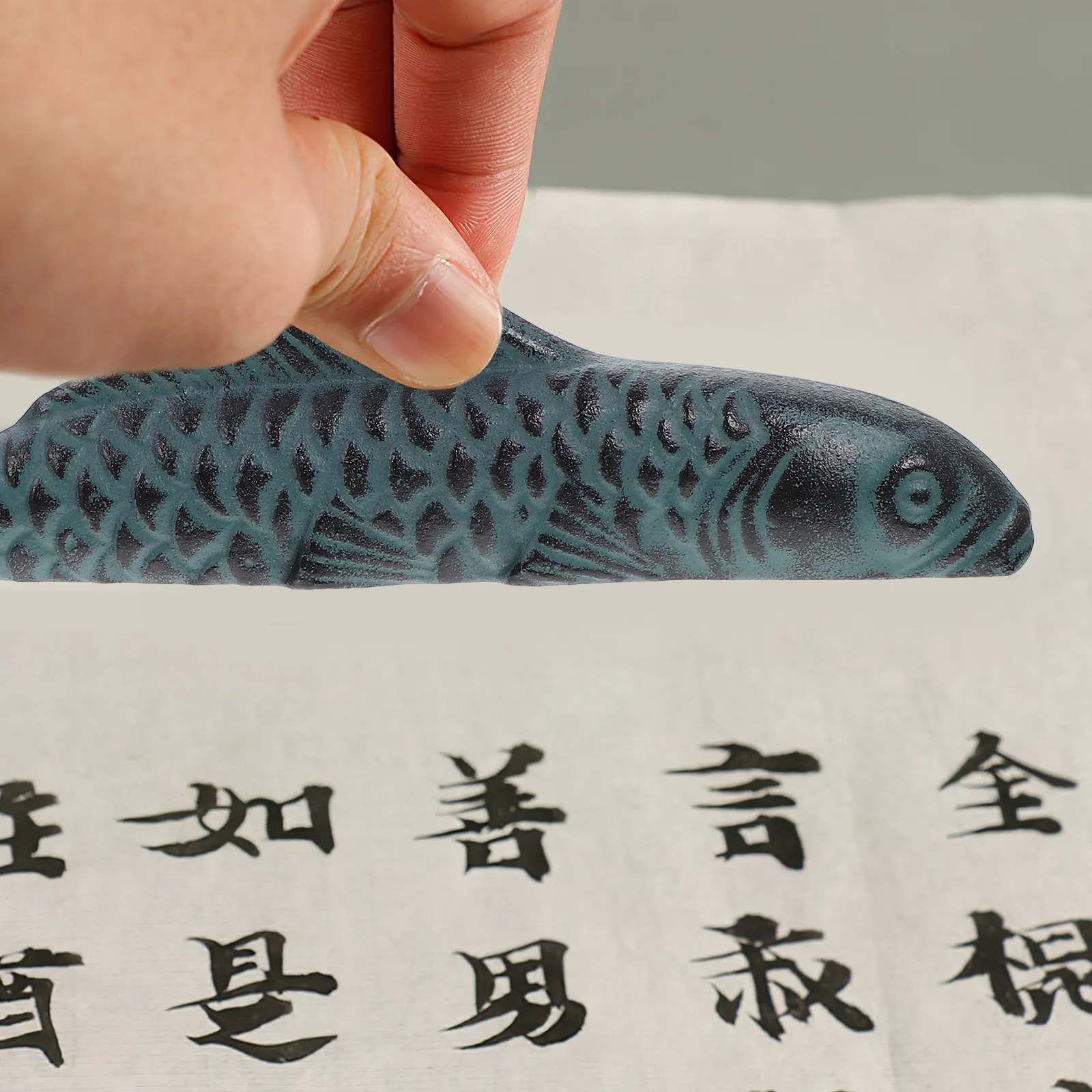 Sturdy Cast Iron Paperweight Chinese Calligraphy Tool Carp Design for Painting Calligraphy Practice Sumi Drawing Desk Organizer
Sturdy Cast Iron Paperweight Chinese Calligraphy Tool Carp Design for Painting Calligraphy Practice Sumi Drawing Desk Organizer