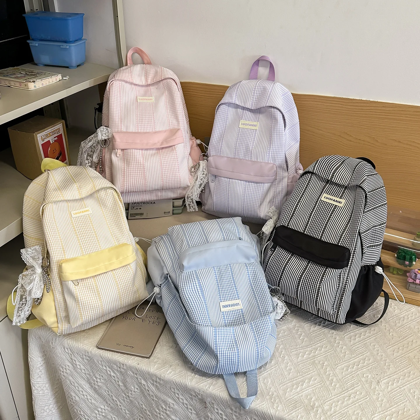 Lightweight nylon fabric student schoolbag with striped color contrast, large-capacity waterproof cute travel backpack for girls
Lightweight nylon fabric student schoolbag with striped color contrast, large-capacity waterproof cute travel backpack for girls