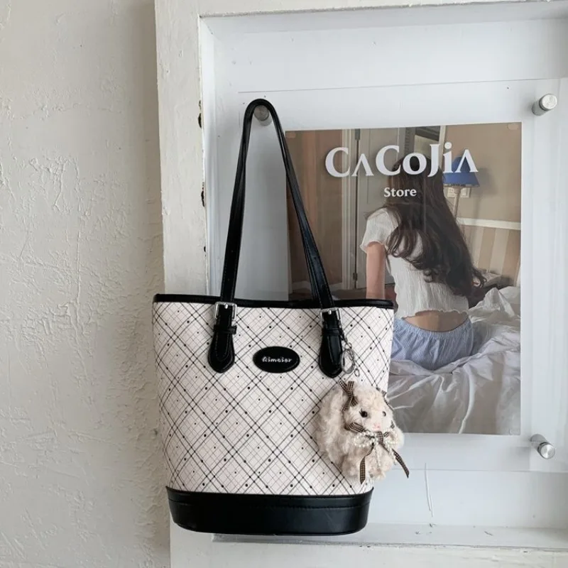 Модная минималистичная роскошная сумка для подгузников в винтажном стиле из кожи, элегантная и стильная сумка через плечо для модных деловых поездок.
Модная минималистичная роскошная сумка для подгузников в винтажном стиле из кожи, элегантная и стильная сумка через плечо для модных деловых поездок.