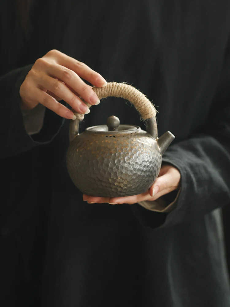 Handmade Cerc Tea Pot with Hammer Pattern Golden And Silver Plated Liang Cha Qi Chinese Sle Retro Dehua Coun Origin
Handmade Cerc Tea Pot with Hammer Pattern Golden And Silver Plated Liang Cha Qi Chinese Sle Retro Dehua Coun Origin