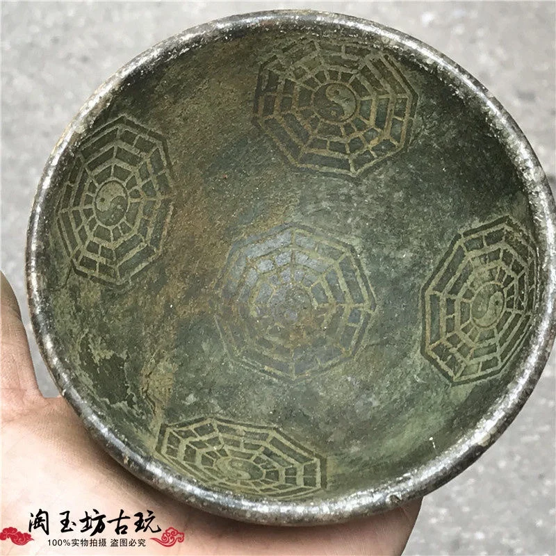 Qianlong year collection of old objects, Xiu play Dong Gaoyu, old gossip jade bowl
Qianlong year collection of old objects, Xiu play Dong Gaoyu, old gossip jade bowl