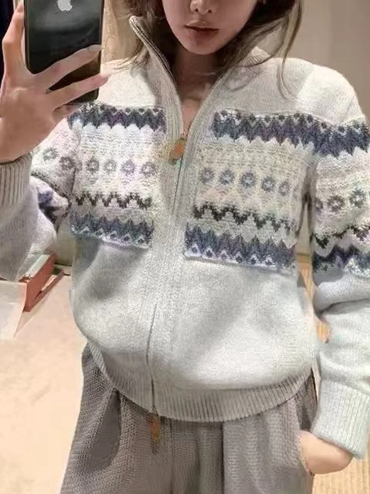Толстый вязаный кардиган с высоким воротом, женский свитер, новинка 2023 года, осенний элегантный модный ретро-жаккардовый свободный свитер на молнии с длинными рукавами
Толстый вязаный кардиган с высоким воротом, женский свитер, новинка 2023 года, осенний элегантный модный ретро-жаккардовый свободный свитер на молнии с длинными рукавами
