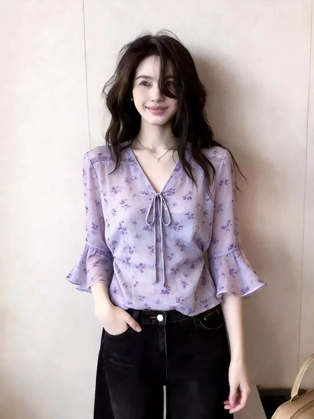 Chic V-Neck Design Sensation Belted Floral Shirt Summer New Style Age Reduction Sun Protection Top Women Elegant Fashionable
Chic V-Neck Design Sensation Belted Floral Shirt Summer New Style Age Reduction Sun Protection Top Women Elegant Fashionable
