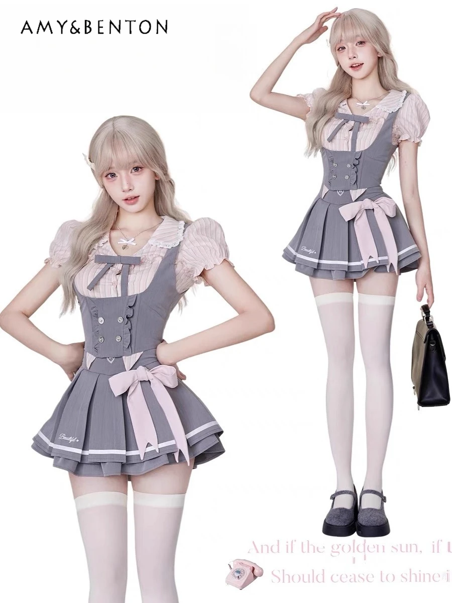 Лето 2025 г., новая униформа JK в студенческом стиле, розовая полосатая рубашка с короткими рукавами, серый жилет с бантом, короткая плиссированная юбка, комплект из трех предметов
Лето 2025 г., новая униформа JK в студенческом стиле, розовая полосатая рубашка с короткими рукавами, серый жилет с бантом, короткая плиссированная юбка, комплект из трех предметов