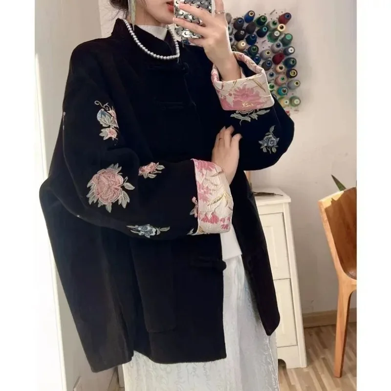 Новое женское зимнее пальто в китайском стиле с пряжкой в стиле ретро и вышивкой в стиле Тан, зимнее пальто в китайском стиле, имитирующее двустороннее кашемировое пальто
Новое женское зимнее пальто в китайском стиле с пряжкой в стиле ретро и вышивкой в стиле Тан, зимнее пальто в китайском стиле, имитирующее двустороннее кашемировое пальто