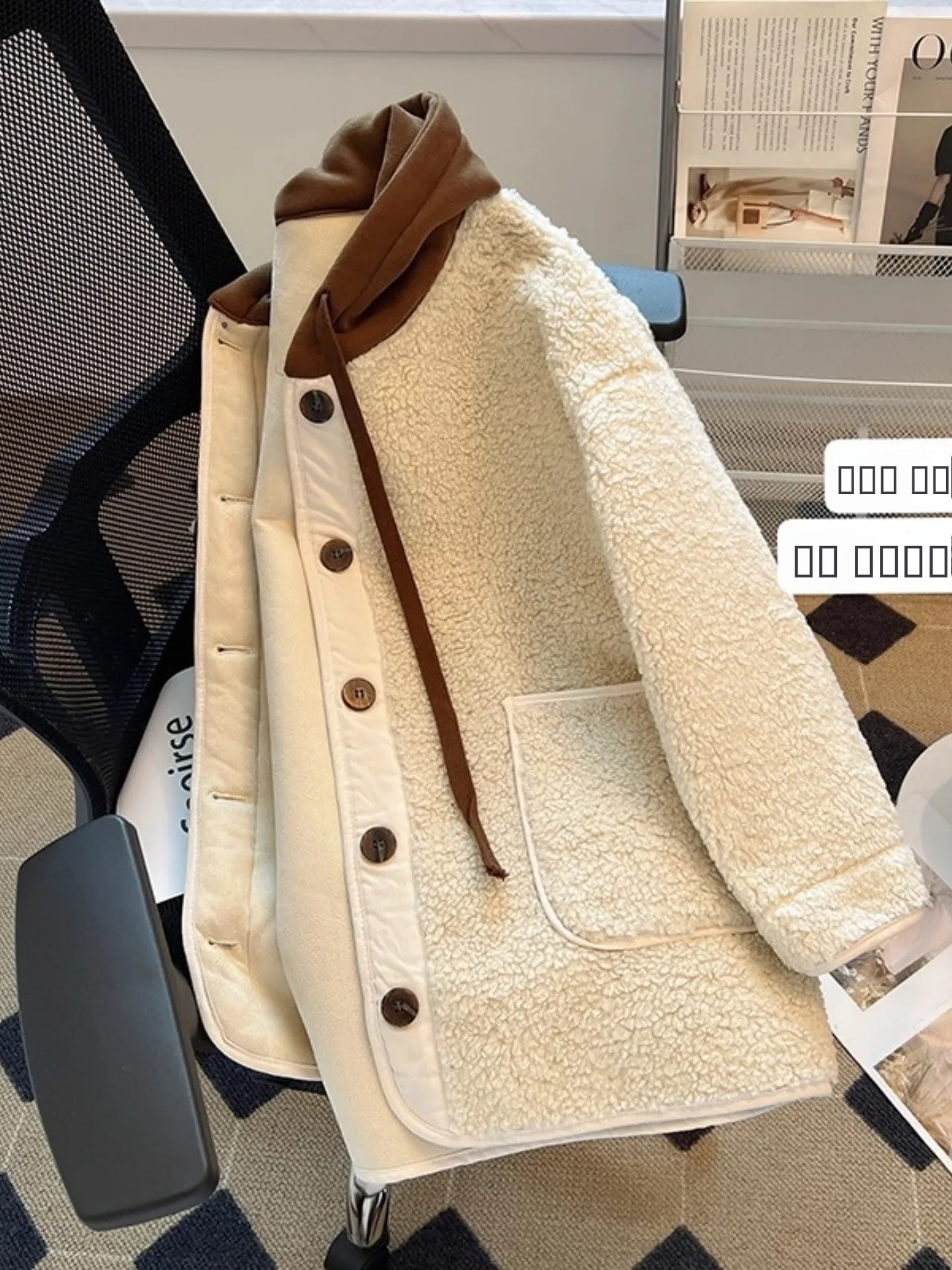 Женская утепленная куртка большого размера с капюшоном из овечьей шерсти, осенне-зимняя, свободного кроя, в корейском стиле, для повседневной носки, с длинными рукавами
Женская утепленная куртка большого размера с капюшоном из овечьей шерсти, осенне-зимняя, свободного кроя, в корейском стиле, для повседневной носки, с длинными рукавами