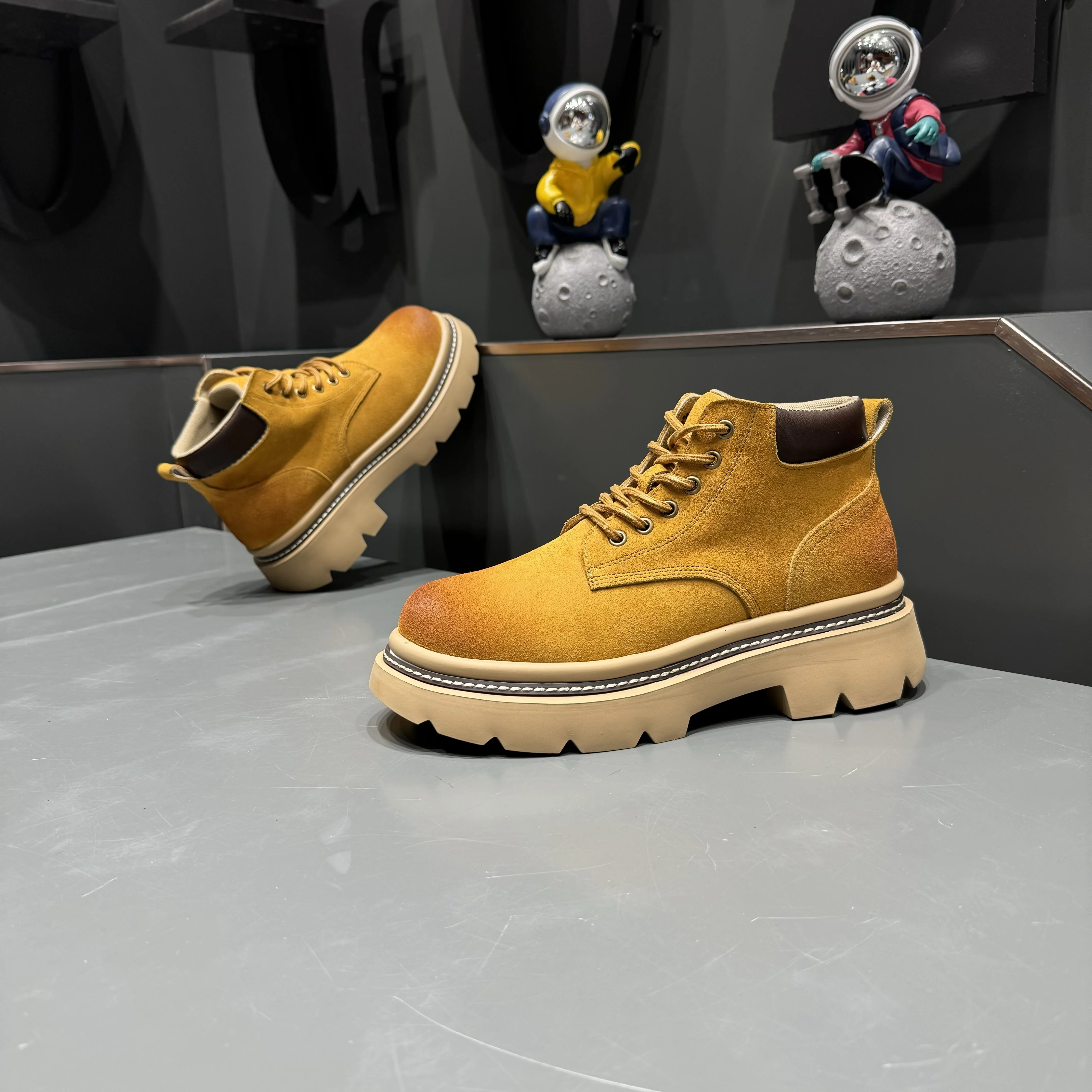 Men's Shoes Autum New Thick Sole Increased Comfort Trendy Fashion Casual Solid Color Versatile Trendyy Retro High-Top Martin Boots
Men's Shoes Autum New Thick Sole Increased Comfort Trendy Fashion Casual Solid Color Versatile Trendyy Retro High-Top Martin Boots