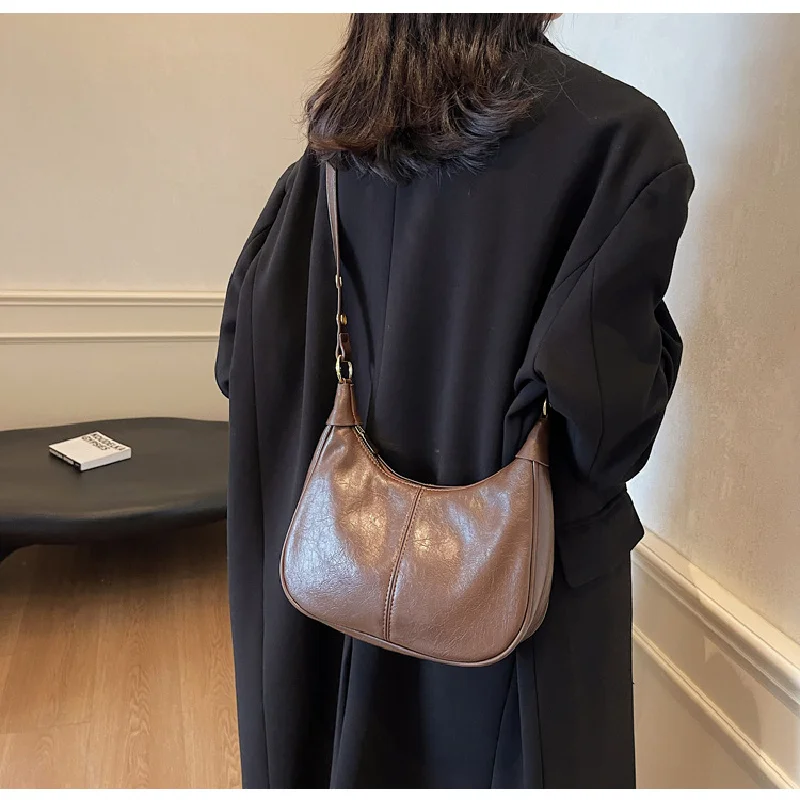 Новая популярная универсальная сумка через плечо, модная нишевая текстурированная сумка для женщин, которую можно носить как на плече, так и как кроссбоди.
Новая популярная универсальная сумка через плечо, модная нишевая текстурированная сумка для женщин, которую можно носить как на плече, так и как кроссбоди.