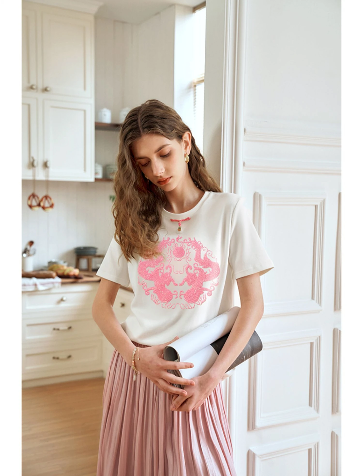 OLrain Woman Sequin Embroidery Casual T-shirt 2025 Summer Chinese Luxury Straight Short Sleeve Commute Ladies ClothingO24XT89803
OLrain Woman Sequin Embroidery Casual T-shirt 2025 Summer Chinese Luxury Straight Short Sleeve Commute Ladies ClothingO24XT89803