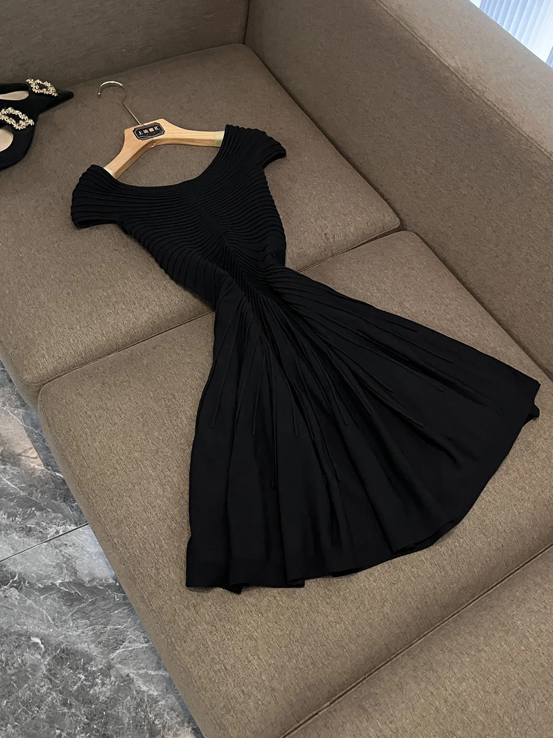 Ele Red, вязаная V-Ne Dr, женская юбка трапециевидной формы, утягивающая талия, дизайн, сексуальный цельный комплект Ci Commute, осень 2025 г.
Ele Red, вязаная V-Ne Dr, женская юбка трапециевидной формы, утягивающая талия, дизайн, сексуальный цельный комплект Ci Commute, осень 2025 г.