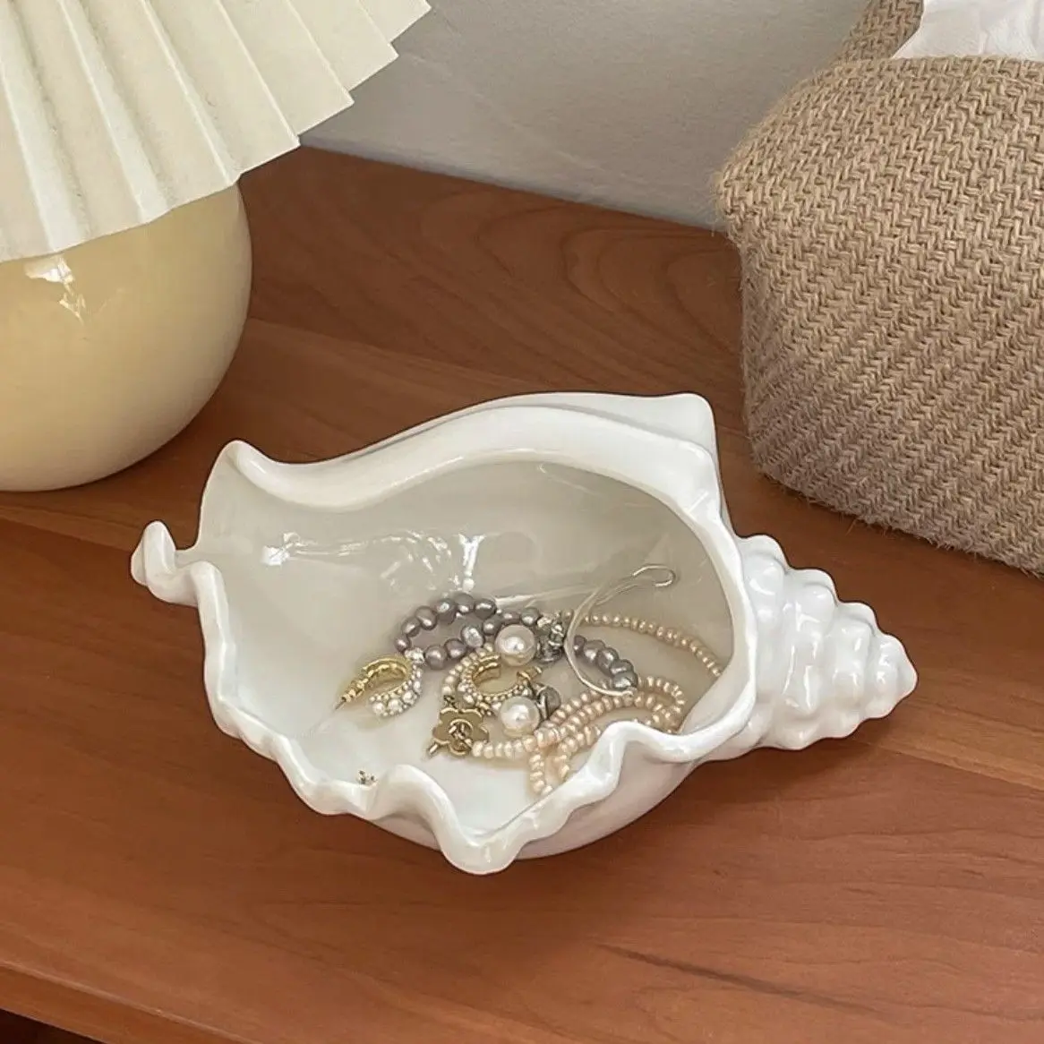 Creative Ceramic Shell Jewelry Box, Desktop Accessory Key Storage, Entrance Conch Tray Decoration
Creative Ceramic Shell Jewelry Box, Desktop Accessory Key Storage, Entrance Conch Tray Decoration
