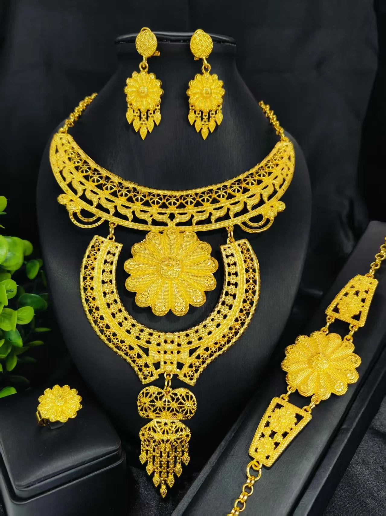 Fashion Dubai Gold-Plated Jewelry Set Luxury Style African Necklace Flower Copper Jewelry
Fashion Dubai Gold-Plated Jewelry Set Luxury Style African Necklace Flower Copper Jewelry
