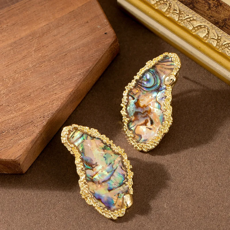 Fashionable and exquisite irregular natural abalone geometric earrings light luxury niche high-end commuting earrings
Fashionable and exquisite irregular natural abalone geometric earrings light luxury niche high-end commuting earrings