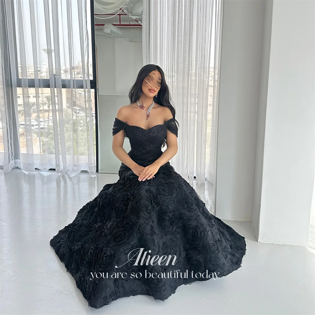 Aileen Tulle Off The Shoulder Black Ball Gown Evening Dress 2026 Prom Dress Formal Evening Flowers Customized Robes de Soirée
Aileen Tulle Off The Shoulder Black Ball Gown Evening Dress 2026 Prom Dress Formal Evening Flowers Customized Robes de Soirée