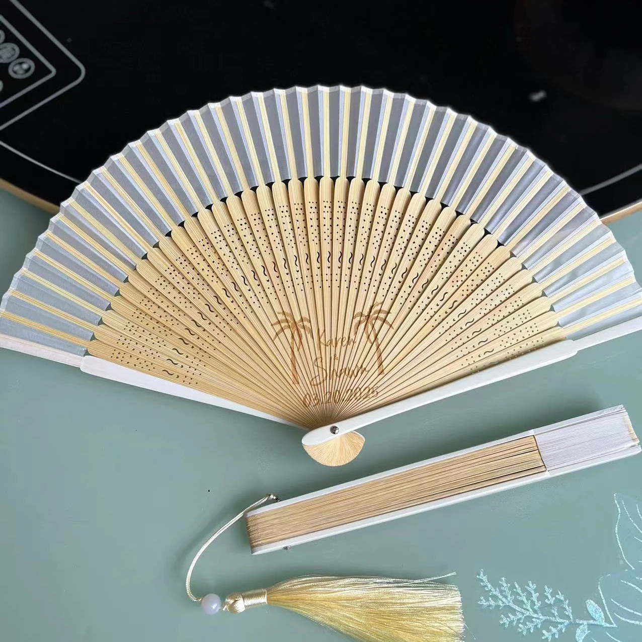10/50pcs Personalized High quality Polish Bamboo Hand Fan, Wedding Hand Fans, Company Ad Gifts Fan For Guests
10/50pcs Personalized High quality Polish Bamboo Hand Fan, Wedding Hand Fans, Company Ad Gifts Fan For Guests