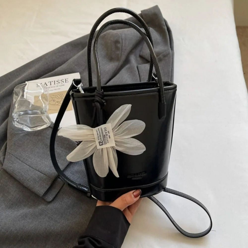 Fashionable Pu Leather Flower Bucket Bag with Pendant Large Capacity Women's Handbag Elegant Solid Color Crossbody Bag Girls
Fashionable Pu Leather Flower Bucket Bag with Pendant Large Capacity Women's Handbag Elegant Solid Color Crossbody Bag Girls