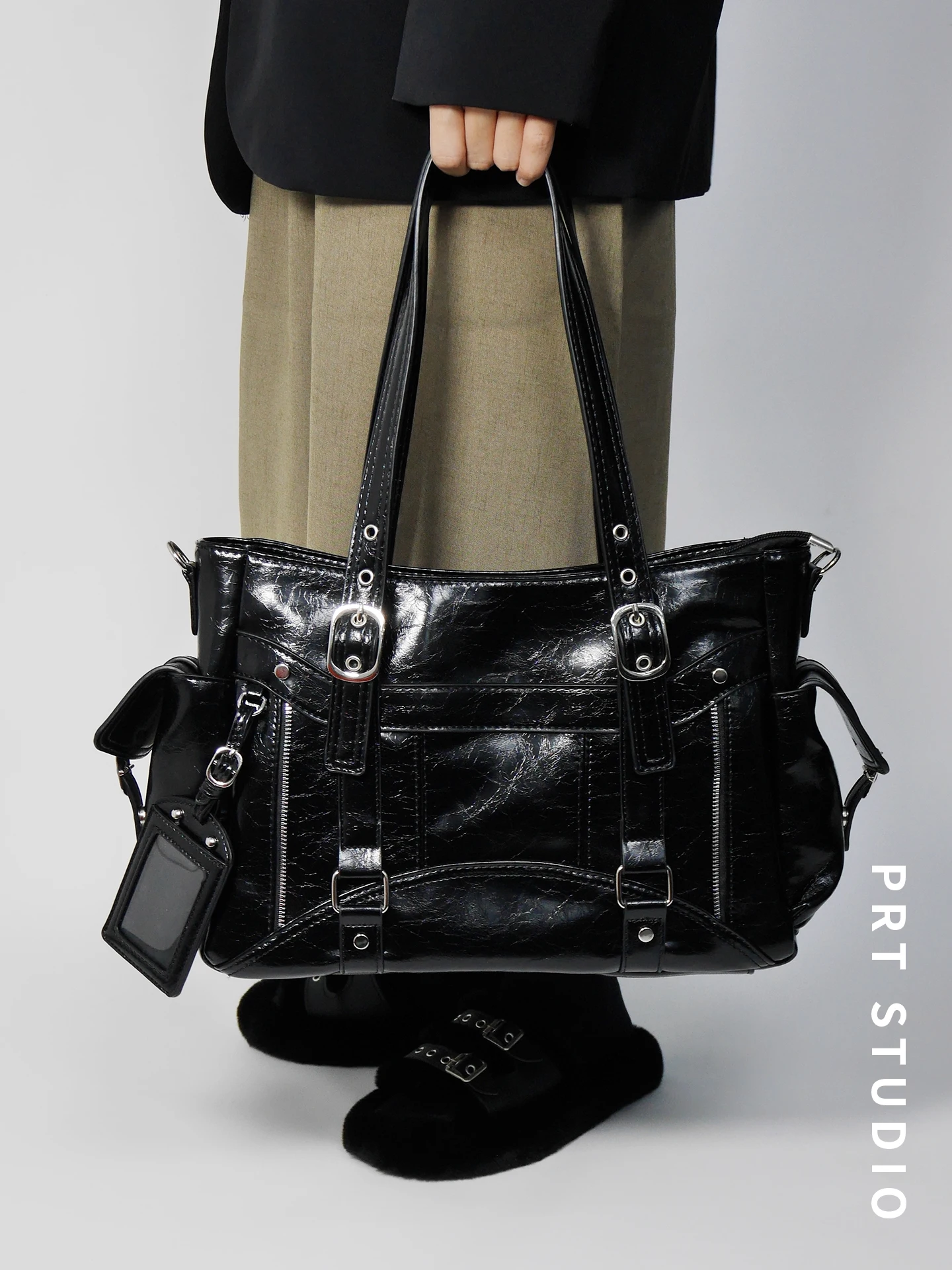 PRT Street Seal Retro Motorcycle Large Capacity Tote Bag Women's Single Shoulder Handbag Spicy Girl High-End Feel PU Leather
PRT Street Seal Retro Motorcycle Large Capacity Tote Bag Women's Single Shoulder Handbag Spicy Girl High-End Feel PU Leather