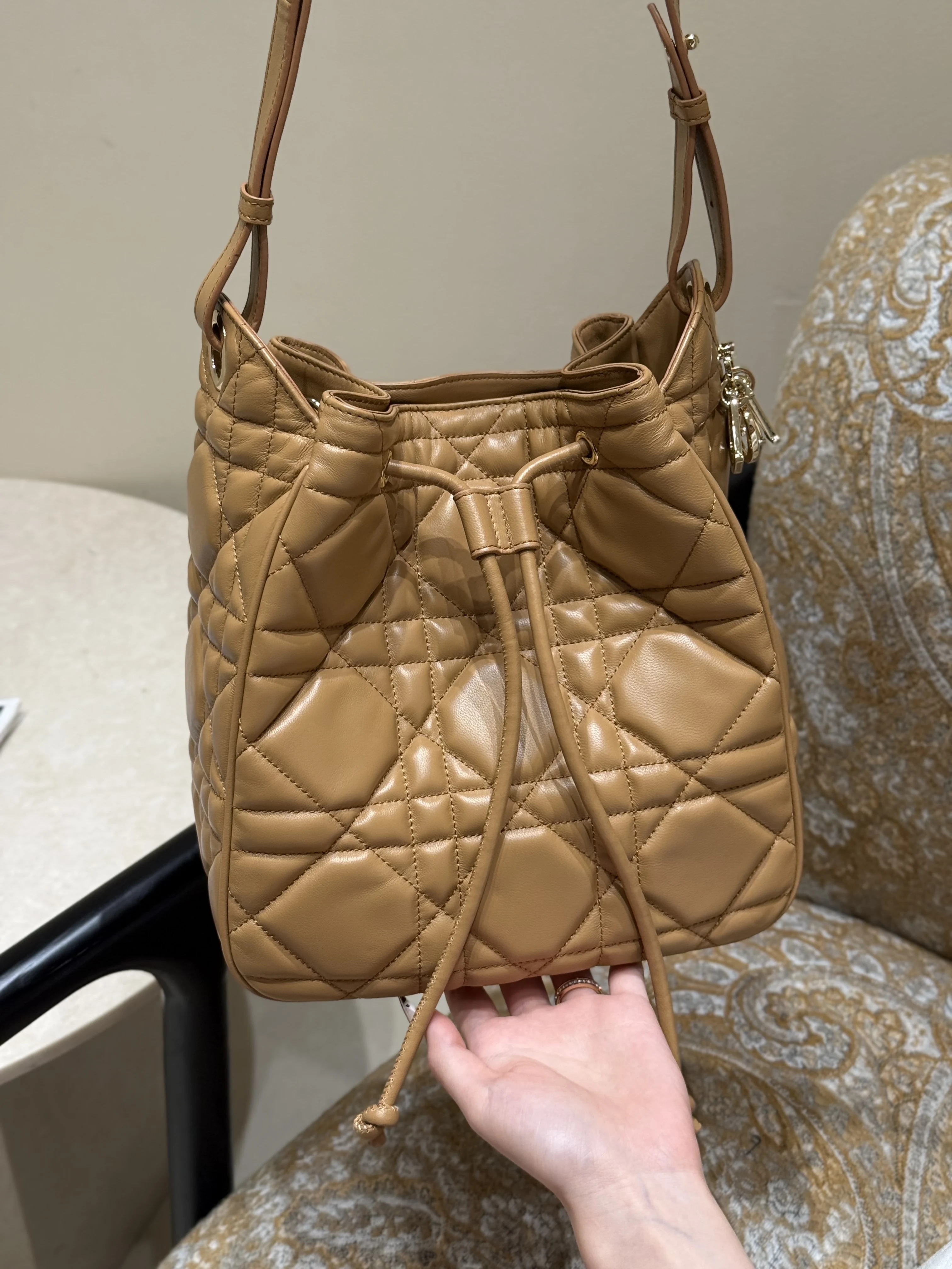The bucket bag features a drawstring closure and a large diamond pattern. The bag body is very soft in structure.
The bucket bag features a drawstring closure and a large diamond pattern. The bag body is very soft in structure.