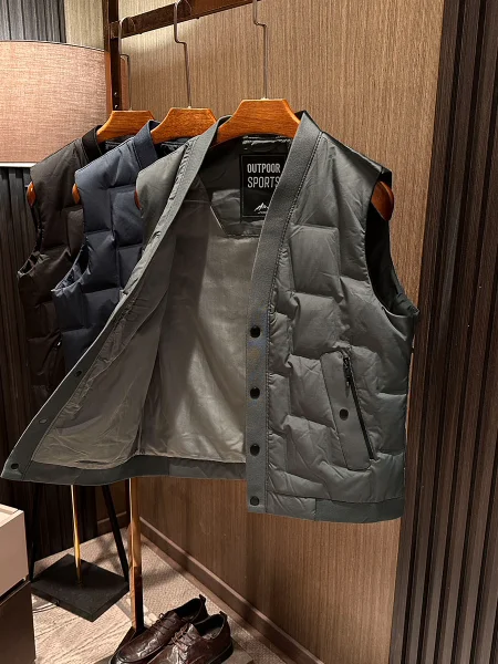 Мужской легкий пуховый жилет 2025 года, зимний, повседневный, приталенный, из полиэфирного волокна, с V-образным вырезом, на пуговицах, влагоотводящий
Мужской легкий пуховый жилет 2025 года, зимний, повседневный, приталенный, из полиэфирного волокна, с V-образным вырезом, на пуговицах, влагоотводящий