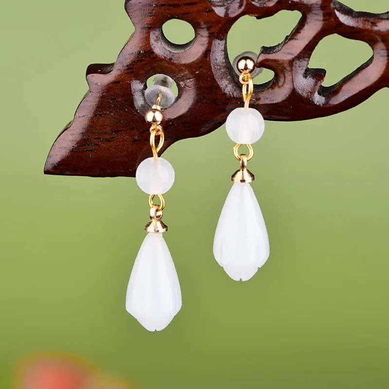 White Natural Jade Flower Earrings Ear Stud Luxury Fashion Accessories Designer Charm Amulet Vintage 18K Gold Plated Talismans
White Natural Jade Flower Earrings Ear Stud Luxury Fashion Accessories Designer Charm Amulet Vintage 18K Gold Plated Talismans